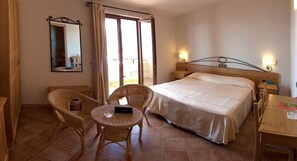 Superior Room - Sea View | Italiaanse Frette-lakens, een minibar, een kluis op de kamer, een bureau