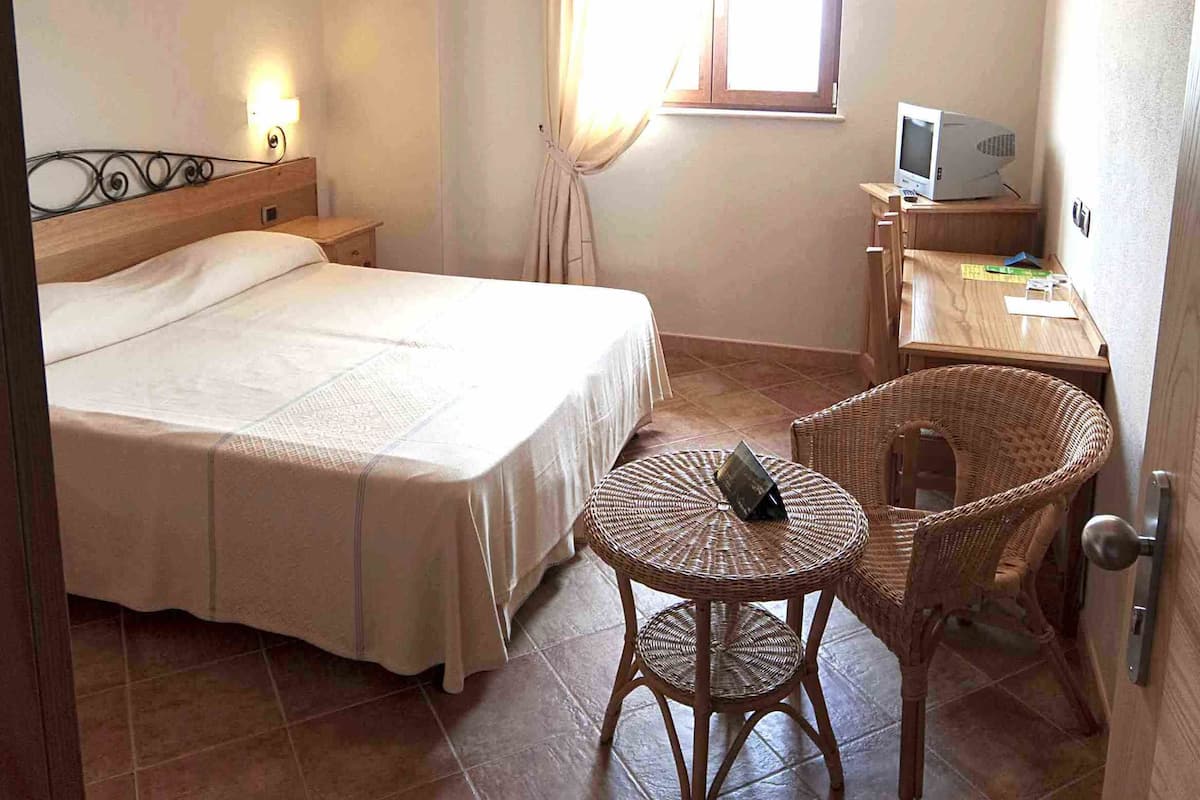Sábanas italianas Frette, minibar y caja de seguridad en la habitación