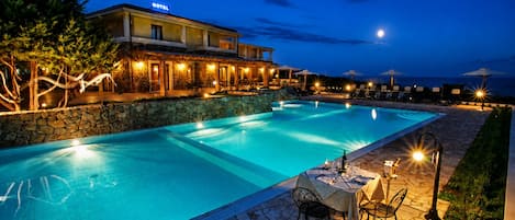 Seasonal outdoor pool, pool umbrellas, sun loungers