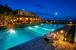 Piscina externa sazonal, guarda-sóis, espreguiçadeiras