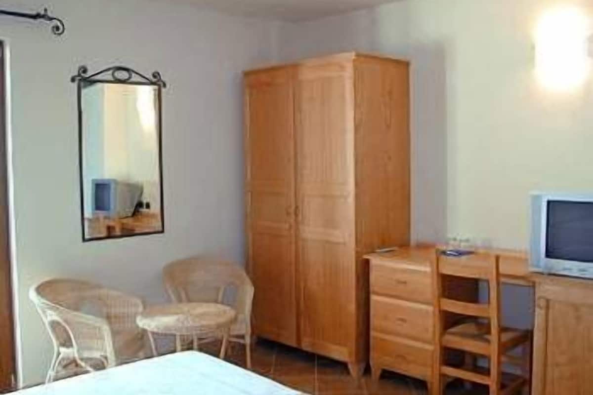 Sábanas italianas Frette, minibar y caja de seguridad en la habitación