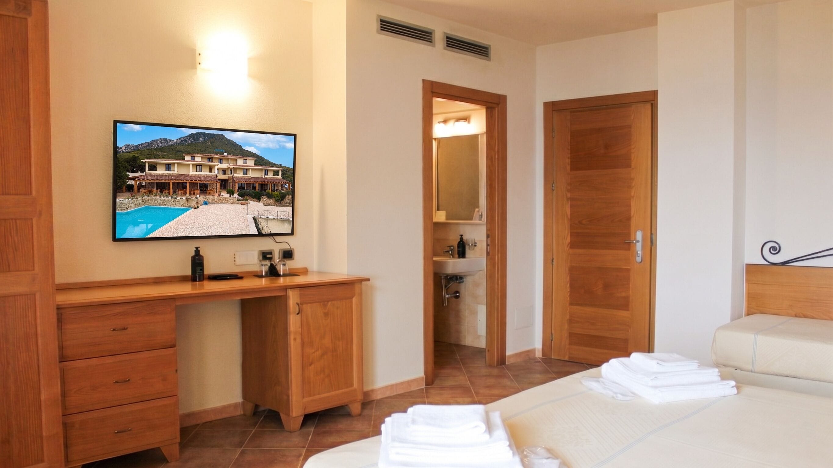 Comfort driepersoonskamer | Italiaanse Frette-lakens, een minibar, een kluis op de kamer, een bureau