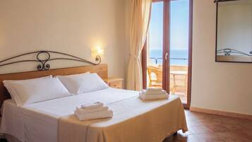 Camera Superior - Vista Mare | Lenzuola Frette, minibar, una cassaforte in camera, una scrivania