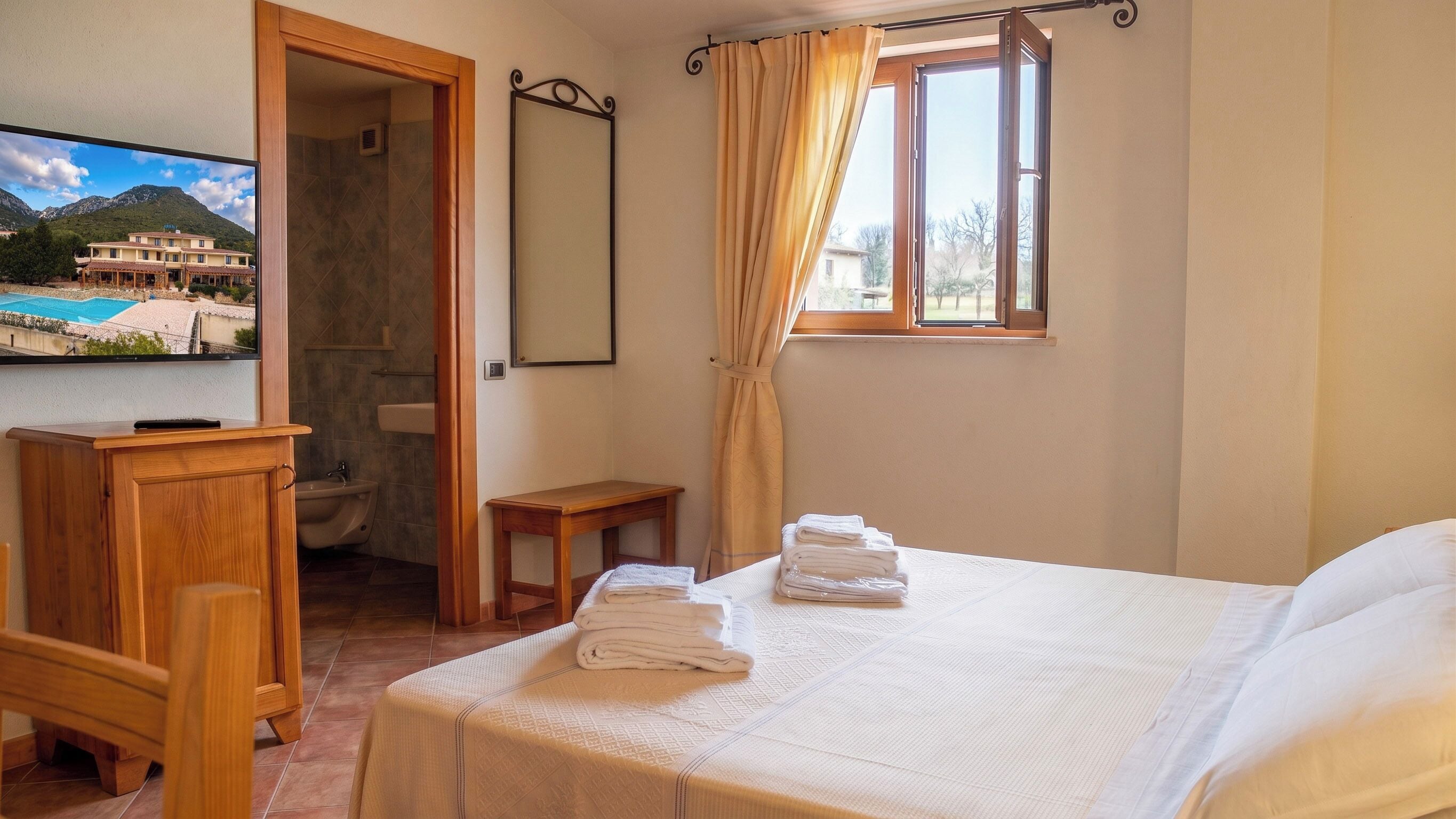 Standaard kamer, 1 twee- of 2 eenpersoonsbedden | Italiaanse Frette-lakens, een minibar, een kluis op de kamer, een bureau