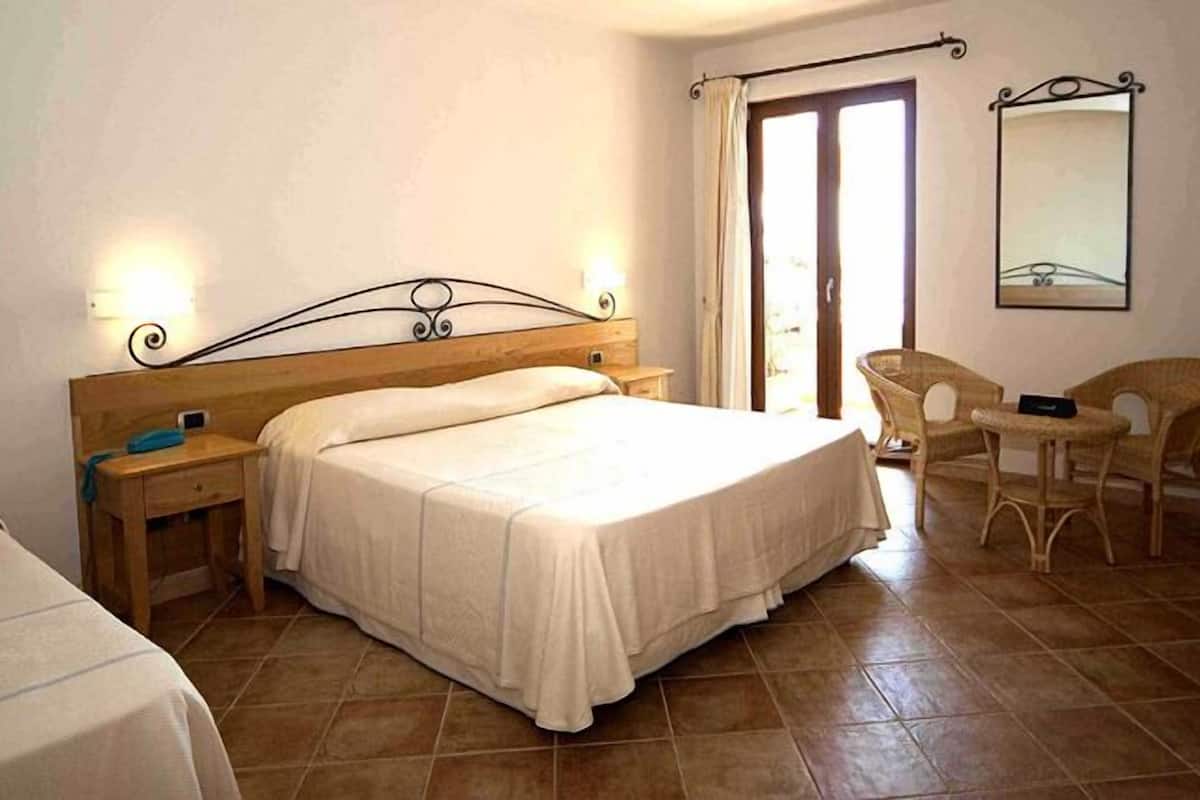 Chambre Triple Exclusive, 1 chambre, bain à remous, côté montagne (Cala Goloritze)