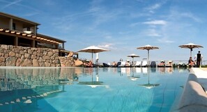 Seasonal outdoor pool, pool umbrellas, pool loungers - Hotel Villa Gustui Maris (Dorgali)
