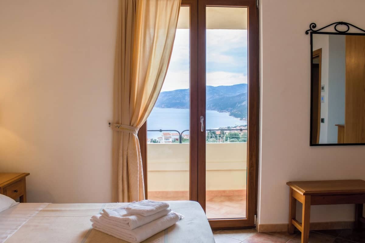Italienische BettbezĂŒge von Frette, Minibar, Zimmersafe, Schreibtisch