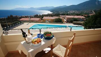 Suite, Multiple Beds, Non Smoking, Sea View | Frette Italian sheets, minibar, in-room safe, desk