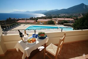 Suite, Multiple Beds, Non Smoking, Sea View | Frette Italian sheets, minibar, in-room safe, desk - Hotel Villa Gustui Maris (Dorgali)