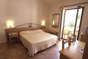 Doppelzimmer, Bergseite (Prestige Cala Sisine Matrimoniale) | Italienische Bettbezüge von Frette, Minibar, Zimmersafe, Schreibtisch