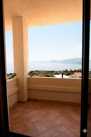 Suite, meerdere bedden, niet-roken, uitzicht op zee | Italiaanse Frette-lakens, een minibar, een kluis op de kamer, een bureau