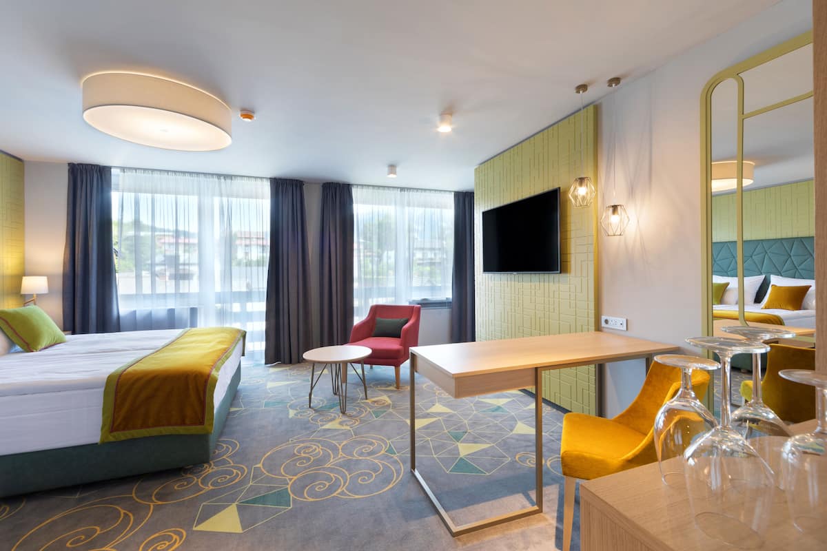 studio | 1 bedroom, minibar, in-room safe, desk