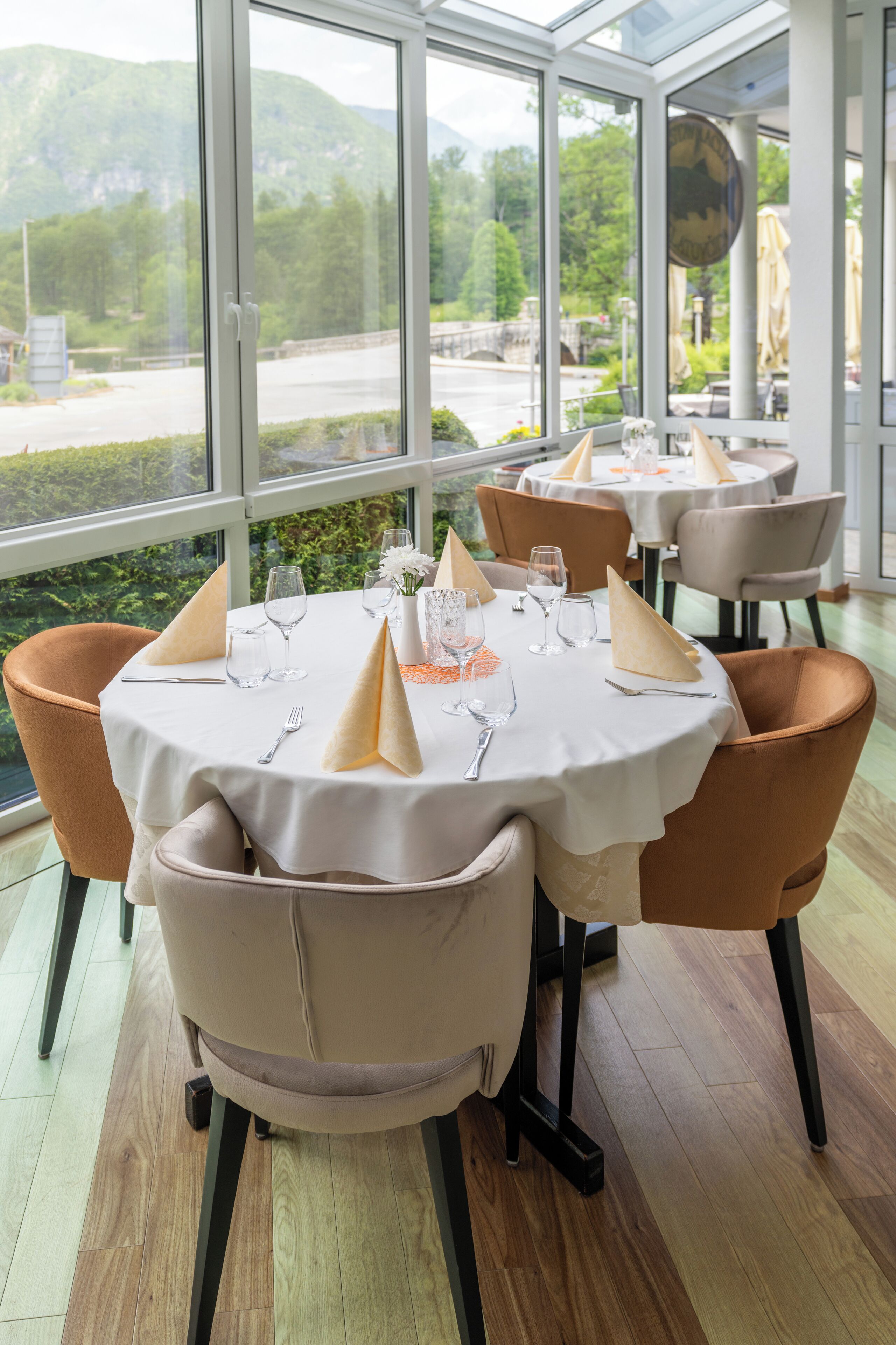 Serveert ontbijt, lunch en diner