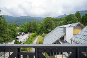 Ein Wohngebiet mit einem modernen Haus, das ein Satteldach, eine Auffahrt und einen Parkplatz hat.