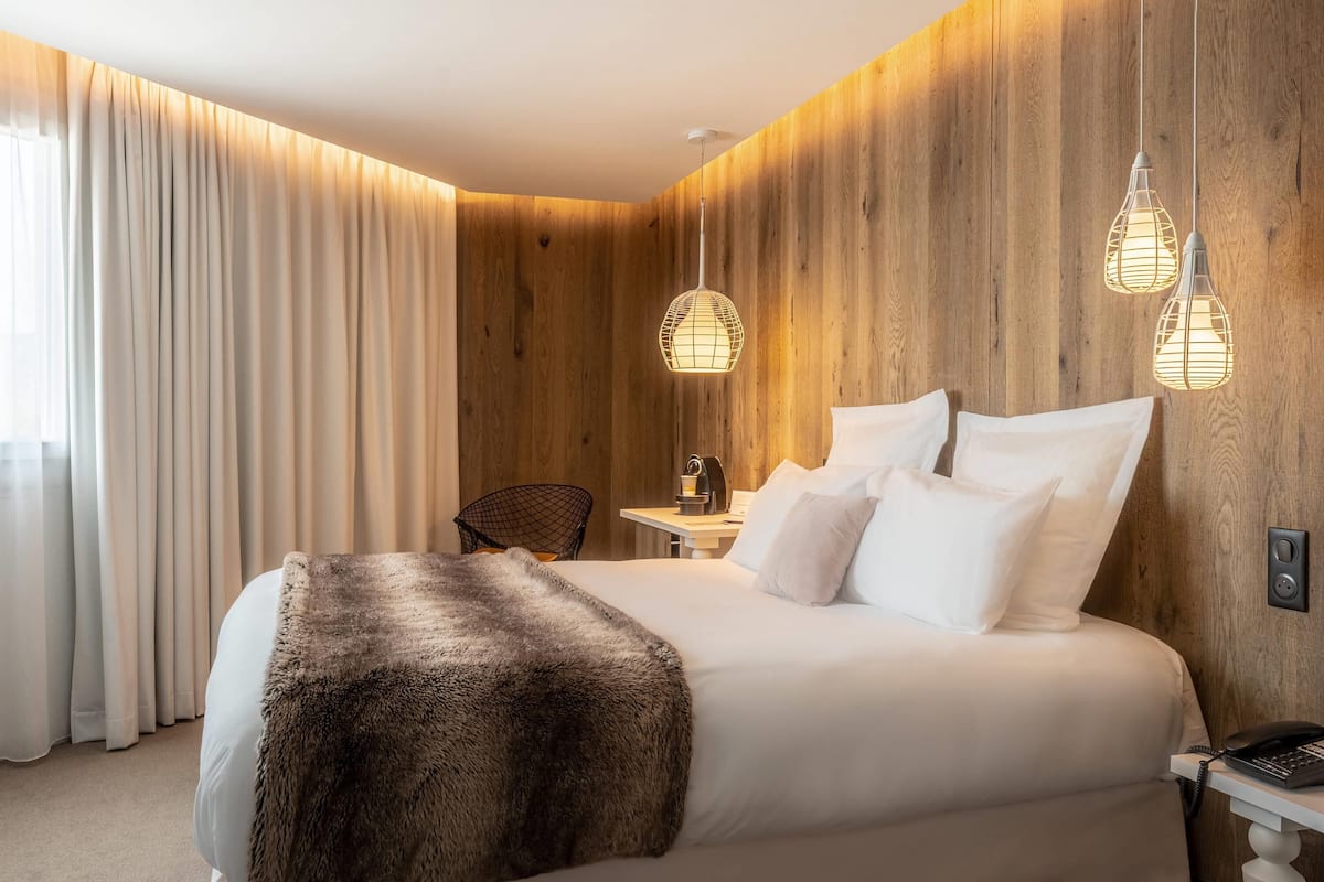 Classic Room, 1 Double Bed | Premium bedding, minibar, in-room safe, desk