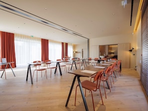 Une salle de conférence dotée d’une longue table, de chaises et d’un aménagement intérieur moderne.