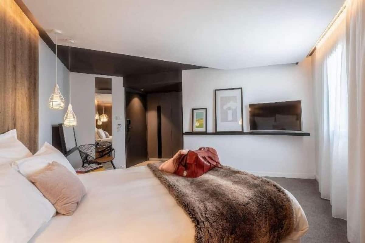 Premium bedding, minibar, in-room safe, desk