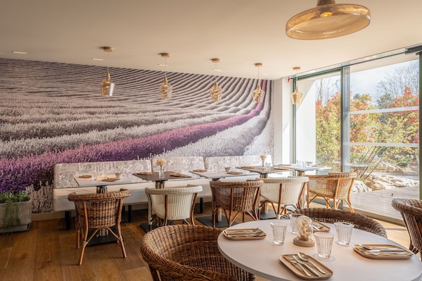 Aperto a colazione e pranzo, cucina francese, con tavoli all'aperto