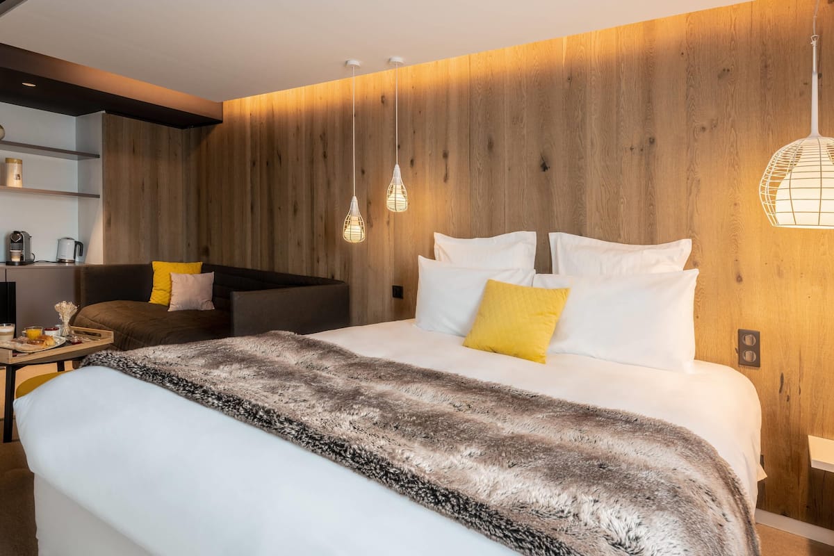 Privilege, Room, 1 Double Bed | Premium bedding, minibar, in-room safe, desk