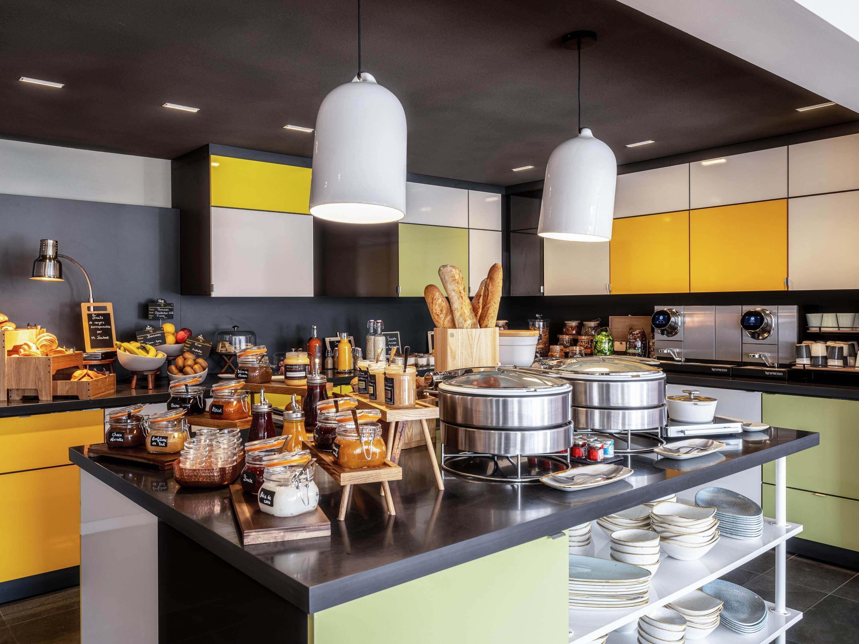 Daily full breakfast (EUR 19.50 per person)