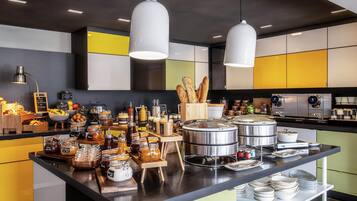 Daily full breakfast (EUR 19.50 per person)