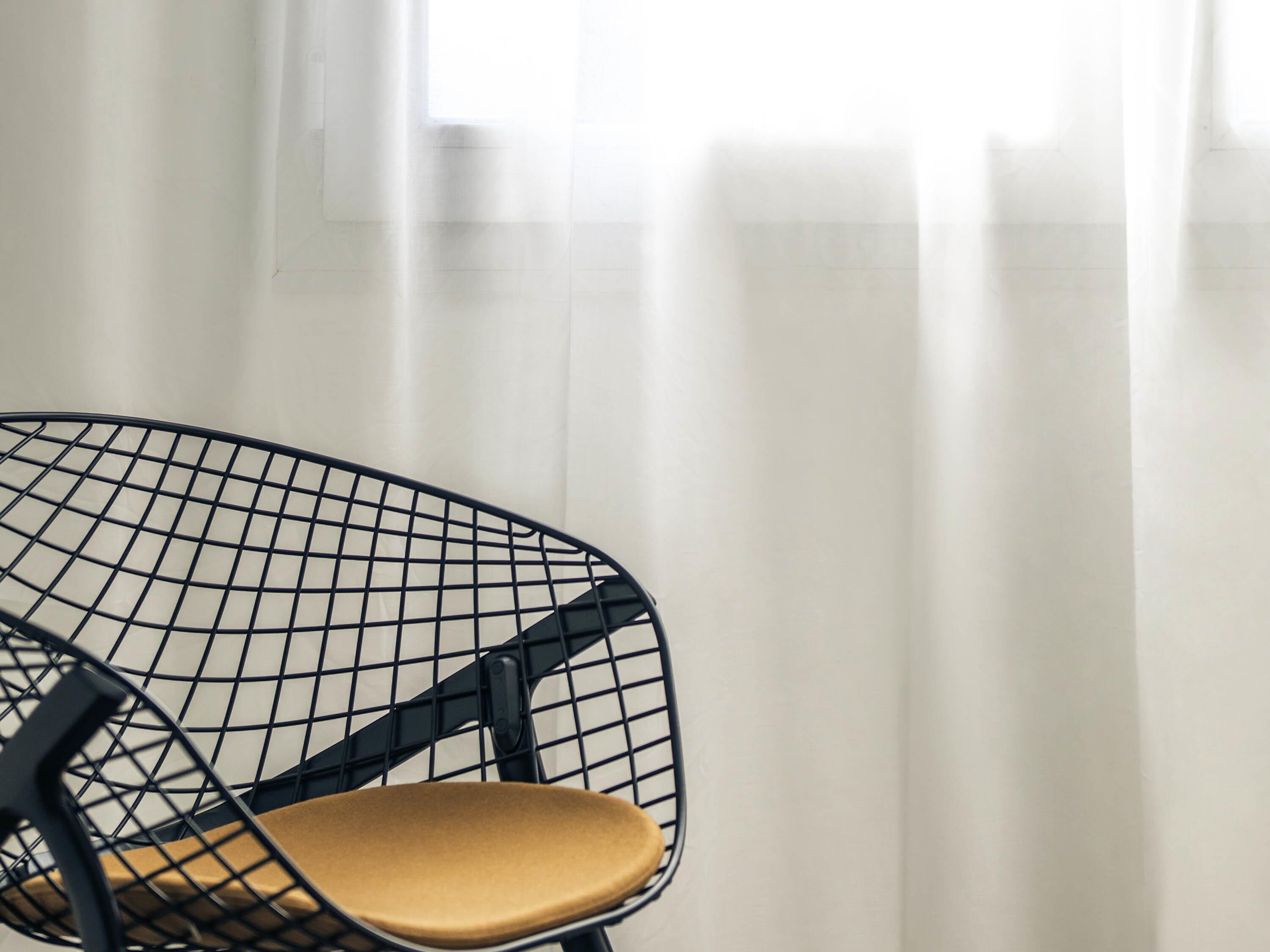 Une chaise dotée d’un dossier ajouré et d’un siège rembourré.