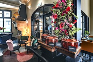 Desayuno buffet diario (EUR 25 por persona)