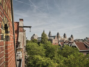 Un bâtiment historique doté d’un imposant clocher, entouré d’une végétation luxuriante et présentant une architecture traditionnelle.
