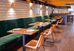 Sarapan prasmanan setiap hari (EUR 17 per orang)