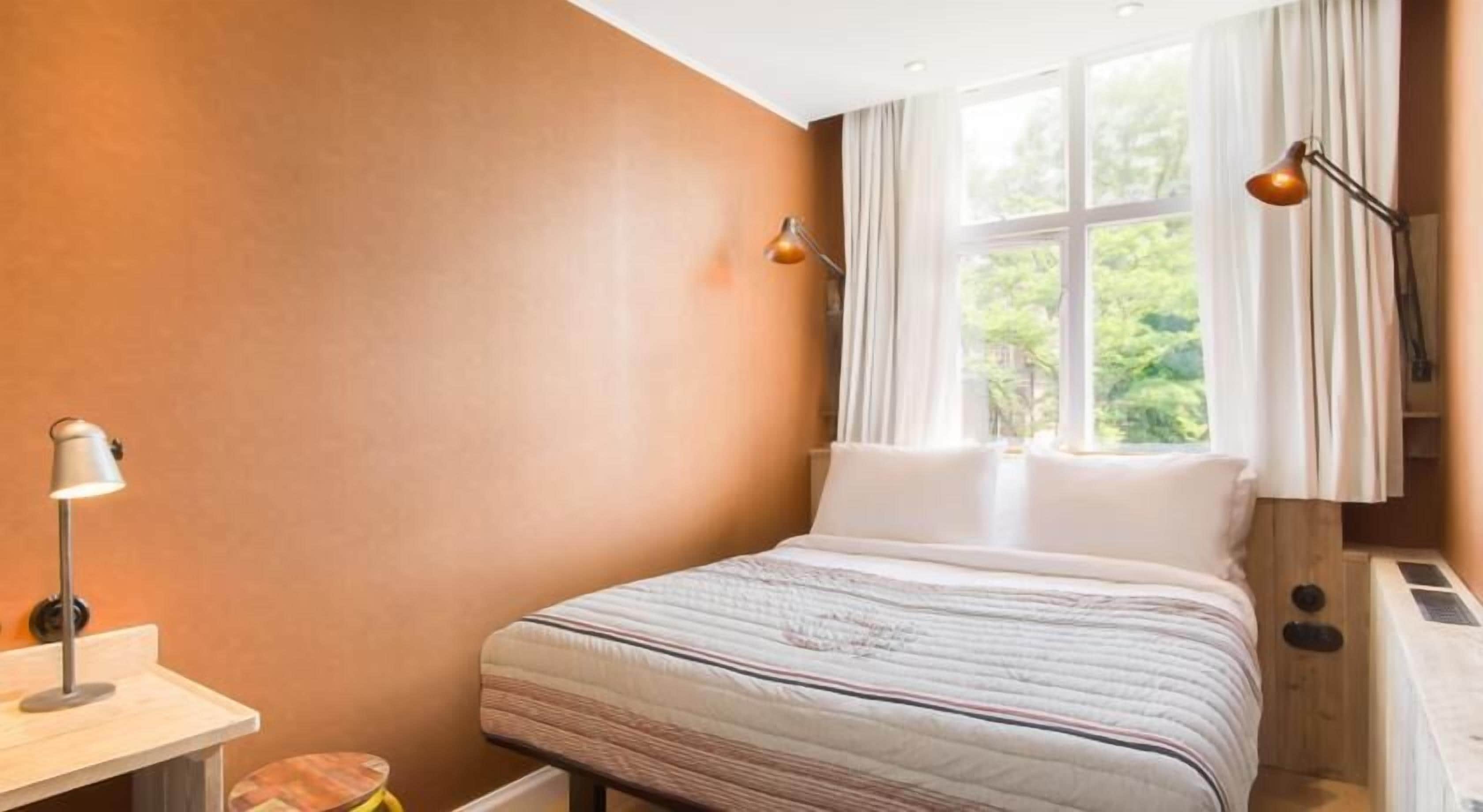 Peralatan tempat tidur premium, peti besi dalam bilik 