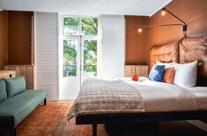 Extra Large Quadruple | Premium bedding, in-room safe, iron/ironing board, free WiFi - Max Brown Hotel Museum Square, part of Sircle Collection (Amsterdam)