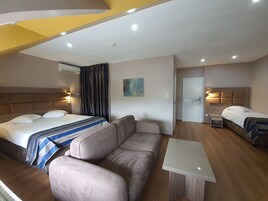 Chambre Familiale Deluxe | Escrivaninha, cortinas blackout, quartos à prova de som