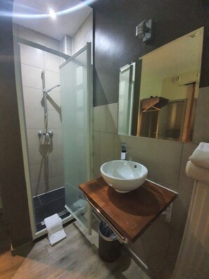 Chambre Simple Économique | Badkamer | Een douche, een haardroger, handdoeken