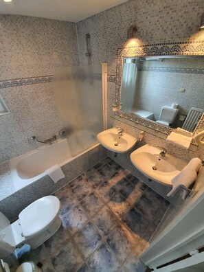 Chambre Familiale Deluxe | Bathroom | Shower, hair dryer, towels