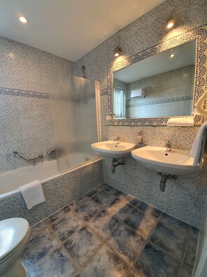 Chambre Familiale Deluxe | Bathroom - Hotel Midi - Zuid (Brussels)