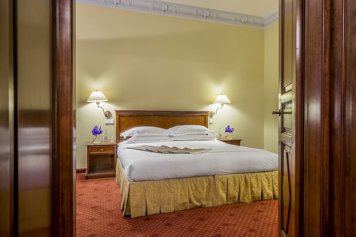 1 bedroom, Egyptian cotton sheets, premium bedding, down duvets