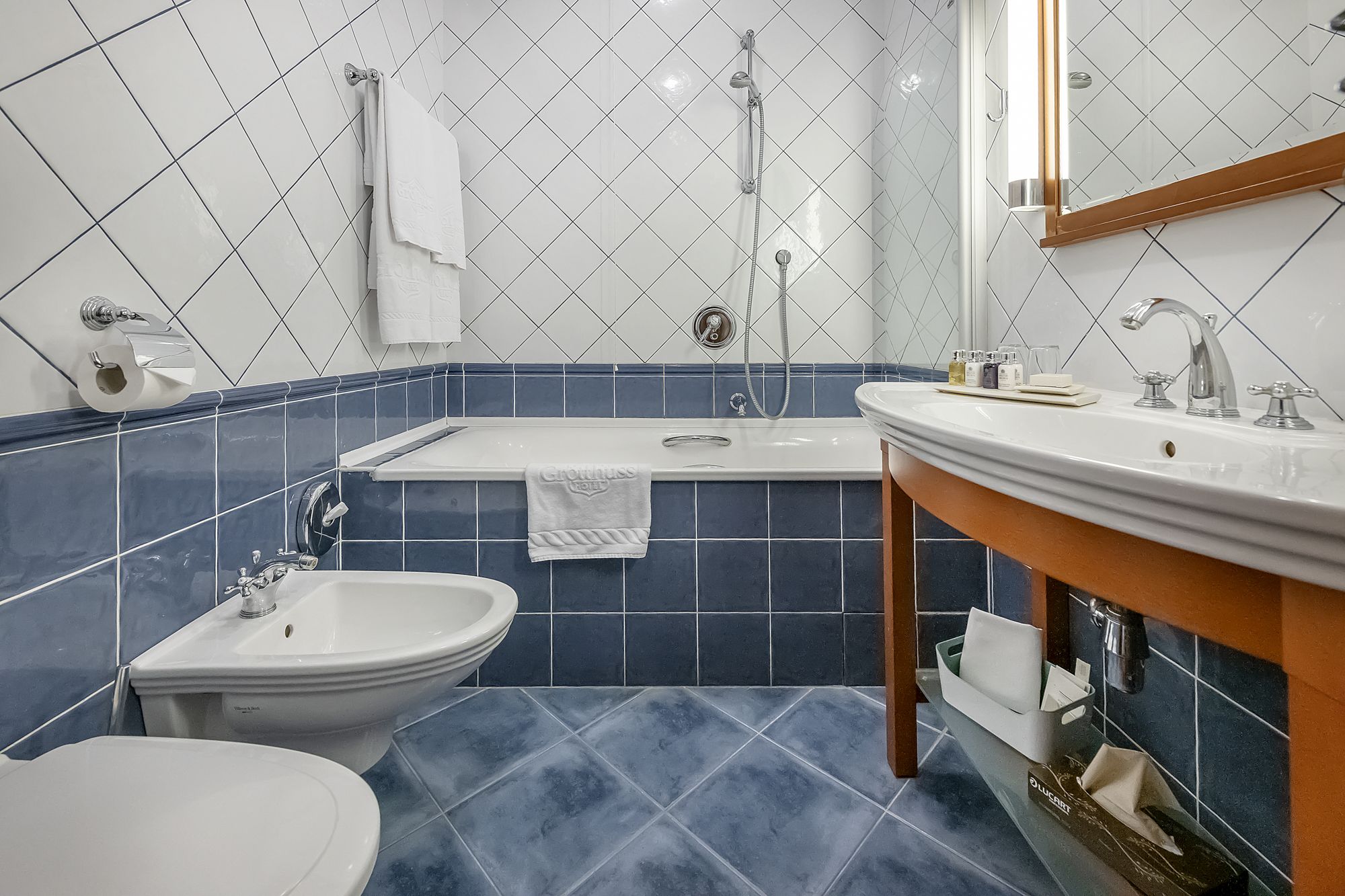 standard double room | bathroom | free toiletries, hair dryer, bathrobes, bidet