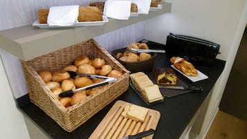 Desayuno buffet diario (EUR 15.9 por persona)