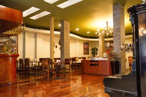 Breakfast, lunch, dinner served; Peruvian cuisine  - Xima Arequipa Crismar (Arequipa)