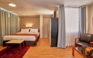 Habitación superior, 1 cama de matrimonio grande, baño privado | Caja fuerte, escritorio, wifi gratis