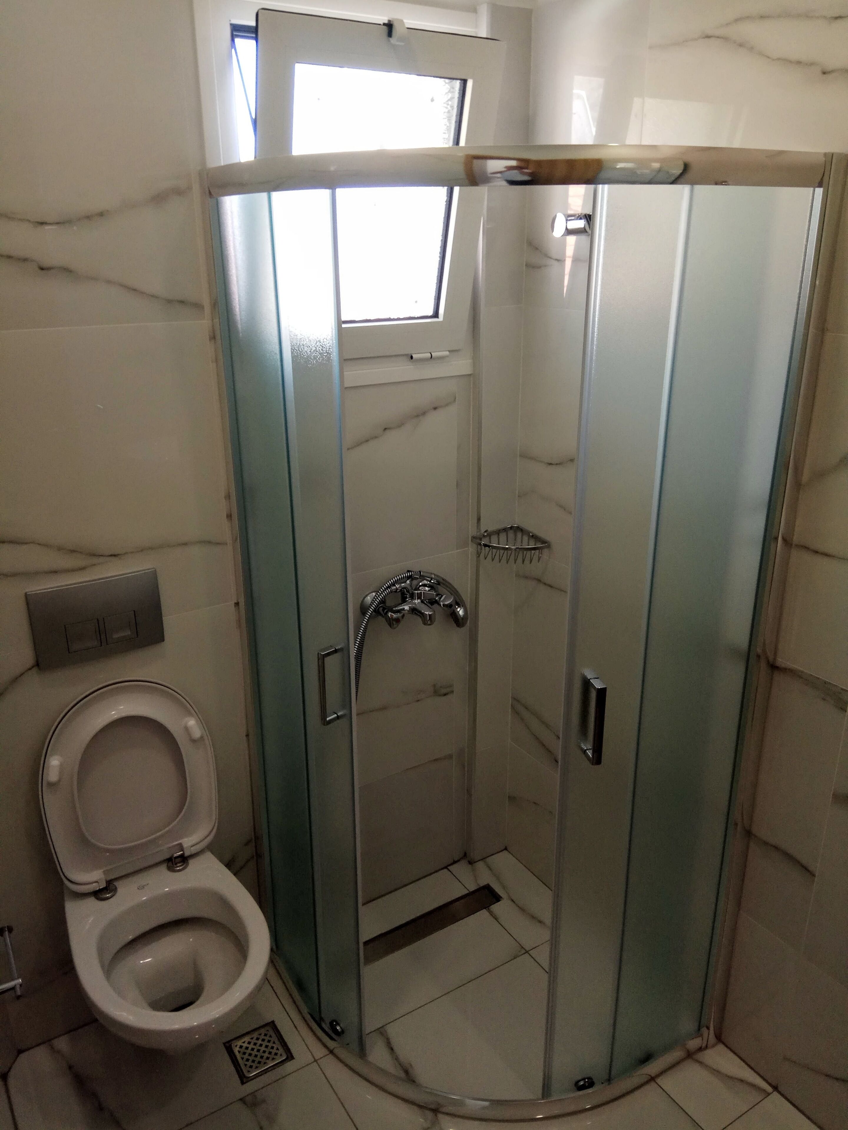 deluxe room | bathroom | free toiletries, hair dryer, towels