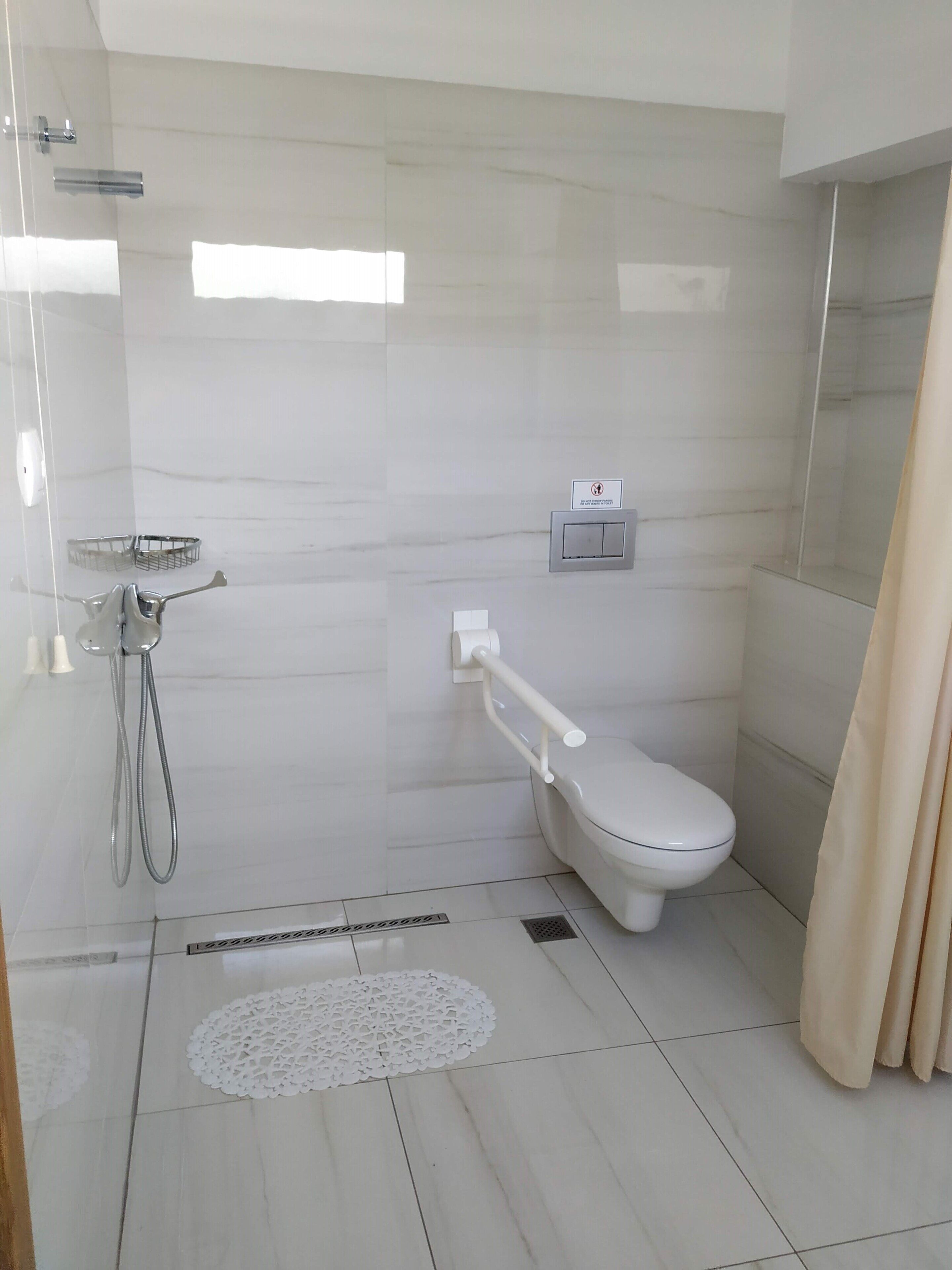 deluxe room | accessible bathroom