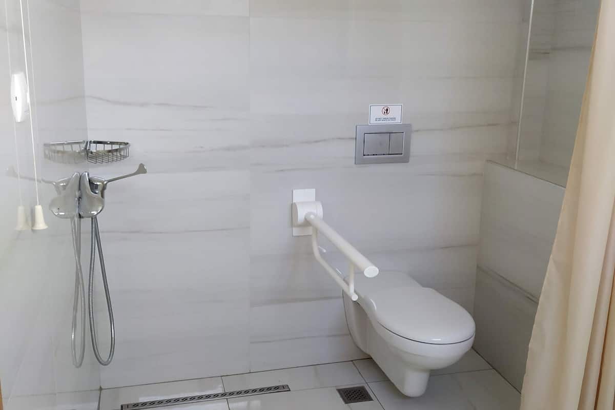 deluxe room | accessible bathroom