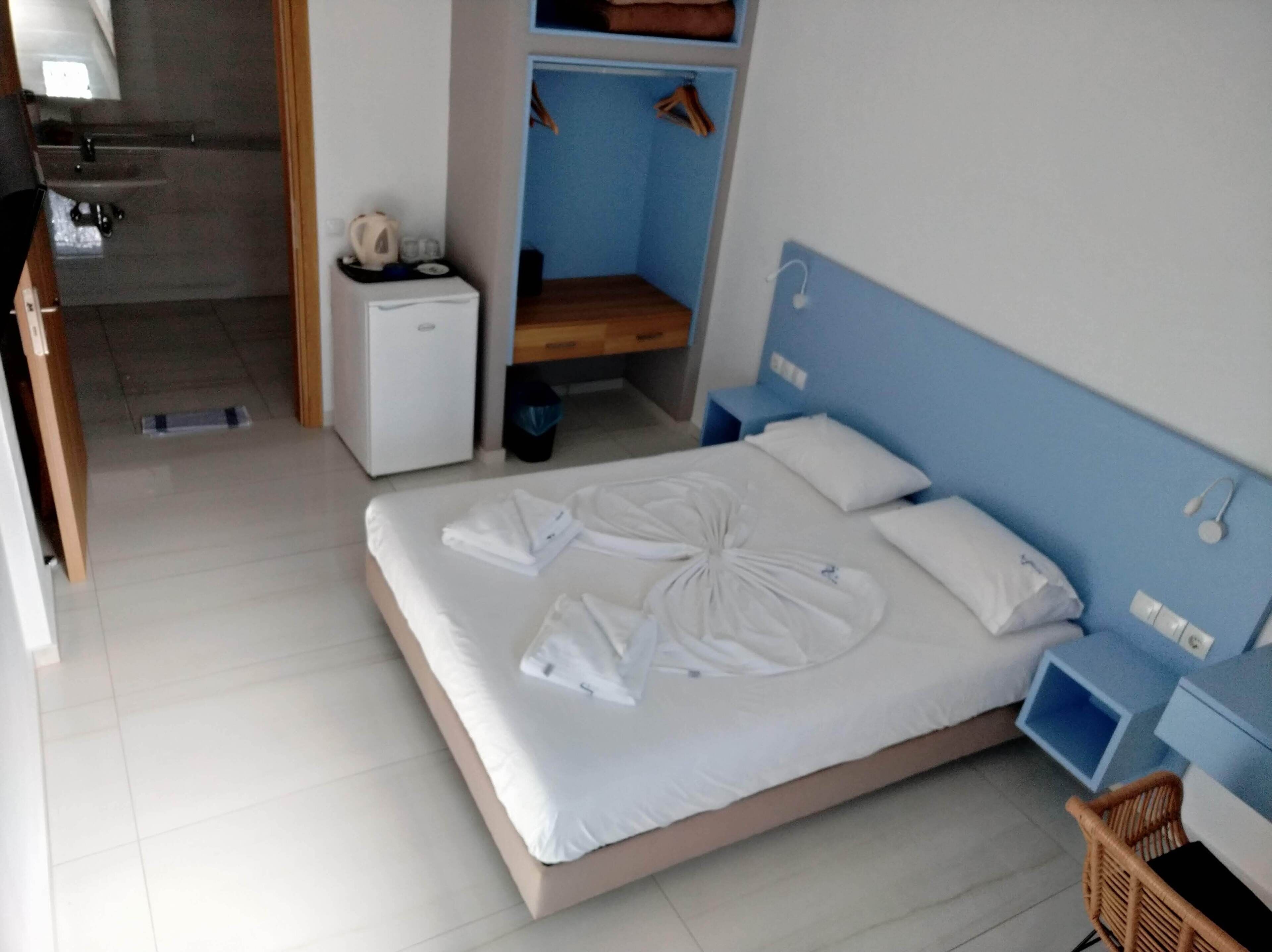 deluxe room | 1 bedroom, in-room safe, desk, iron/ironing board
