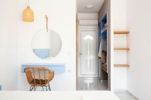 Coffres-forts dans les chambres, bureau, fer et planche à repasser