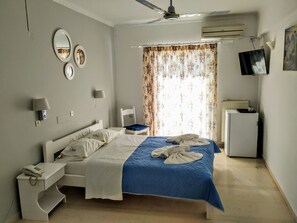 In-room safe, desk, iron/ironing board, free WiFi - Avra Beach Hotel (Lefkada)