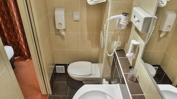 Camera Superior con 2 letti singoli (Climatisée) | Bagno | Doccia, asciugacapelli, asciugamani