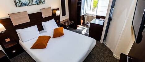 Chambre Double (Climatisée) | Schreibtisch, schallisolierte Zimmer, Bügeleisen/Bügelbrett