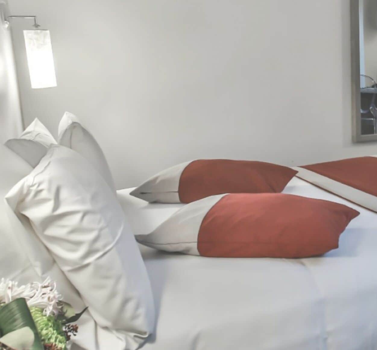 Chambre Double (Climatisée) | Bureau, système d’insonorisation, fer et planche à repasser
