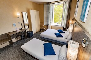 Desk, soundproofing, iron/ironing board, free WiFi - Hotel De Champagne (Angers)
